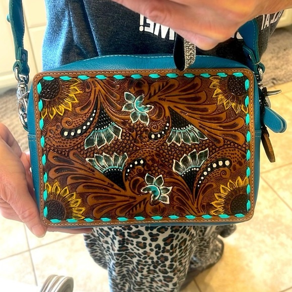 MYRA- BLOOMS ON THE TRAIL HAND-TOOLED BAG - Picture 3 of 4